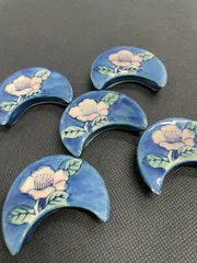【5個セット】陶器製 箸置き 三日月型 花柄 椿 和食器 カトラリーレスト