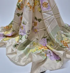 【used品】美品！VALENTINO レディーススカーフ シルク100% MADE IN ITALYのサムネイル