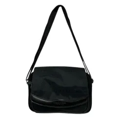 Modaprincipe ショルダーバッグ 肩掛け 多機能 ロゴ 総柄 布製 シルバー金具 フラップ マグネット開閉 ファスナー開閉 黒 ブラック