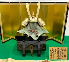 五月人形 兜 鎧 斑鳩の里 皇宸 正絹 木彫竜 彫金説明書有 美品 屏風 台座付 五月人形 兜 鎧 斑鳩の里 皇宸 正絹 木彫竜 彫金説明書有 美品 屏風