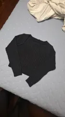 ブラックカラーのケーブル編みパターンのニット