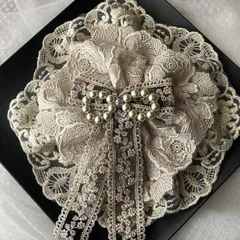 髪飾り ヘアアクセサリー【刺繍レース ヘッドドレス ゴールド ベージュ系 リボンクリップ   成人式 推し活 イベント】