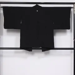黒羽織 袷 身丈81cm 裄丈62cm 正絹 Sランク 一つ紋（揚羽蝶） セミフォーマル Sサイズ 紋意匠 紐あり 笹 古典的 控え目 黒系 RP 1233-10281