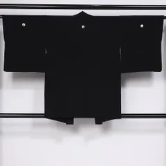 黒羽織 袷 身丈83cm 裄丈62cm 正絹 Aランク 三つ紋（抱き茗荷） セミフォーマル Sサイズ 紐あり 無地 上品 しとやか 黒系 RP 1233-10288