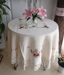 刺繍入りクリーム色 円形　テーブルクロス 125cm