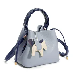 [Colosuoa] ショルダーバッグ レディース 斜めがけ 小さめ ハンドバッグ 軽量 2way トートバッグ 巾着 かばん 人気 おしゃれ 可愛い レザー 自立 ミニバッグ 通勤 お出かけ チャーム付き (ブルー)