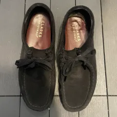 クラークス ワラビー ブラック スウェード