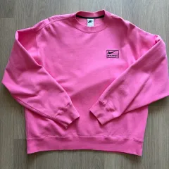 ナイキ STUSSY NRG ウォッシュド クルーネック ロータス ピンク スウェット
