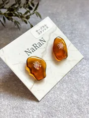 778≫ 琥珀色にきらめく＊シーグラススタッドピアス（約2cm／サージカルステンレス）