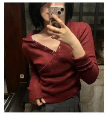 可能 アシンメトリー スナップ ボタン ラップ WHO フード クロップド ニット バーガンディ