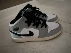 ナイキ ジョーダン1 ミッド ライト スモーク グレー 230