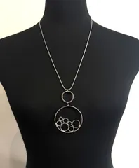 【未使用品】【展示品】シルバーカラー 円形モチーフ デザイン ヴィンテージ風 ロングペンダントネックレス 円型幾何学ネックレス シルバーメッキ　T4-40