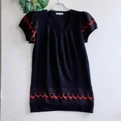 良品✨ セオリア THEORIA チュニック ミニ ワンピース 鹿 柄 トナカイ アニマル 柄 総柄 半袖 ニット ストレッチ 素材 ブラック レッド 配色 切替 デザイン 北欧 風 レイヤード 体型 カバー ゆったり カジュアル  可愛い 小さめのサムネイル