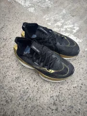 ナイキ エア ズーム アルファフライ ネクスト% 2 ブラック メタリック GOLD GREY 235