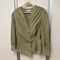 ビーピショップ シャカシャカ素材 ピンタック パフスリーブ Vネック コットン ブラウス シャーリング ゴールドボタン シャツ