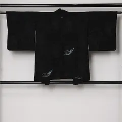 黒羽織 袷 身丈76cm 裄丈60cm 正絹 Aランク 一つ紋（五三桐） セミフォーマル Sサイズ 漆糸 紐あり 兎 唐華 シック 遊び心 黒系 RP 1233-12727