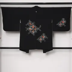 黒羽織 袷 身丈83cm 裄丈66cm 正絹 Sランク 一つ紋（五三桐） セミフォーマル Mサイズ 刺繍 紐あり 小槌 七宝 牡丹 紅葉 古典的 華やか 黒系 RP 1233-12752