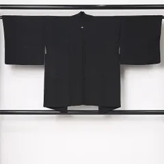 黒羽織 袷 身丈75cm 裄丈64cm 正絹 Aランク 一つ紋（五三桐） セミフォーマル Mサイズ 紐あり 風景柄 シック 落ち着き 黒系 RP 1233-12831