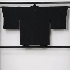 黒羽織 袷 身丈74cm 裄丈63cm 正絹 Sランク 一つ紋（五三桐） セミフォーマル Sサイズ 紐あり 亀甲 菊 シック 控え目 黒系 RP 1233-12868