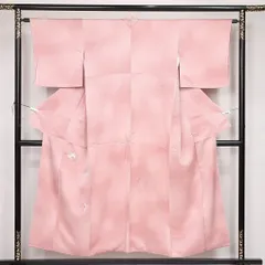 未使用品 付下げ 袷 身丈151cm 裄丈63cm 正絹 Sランク インフォーマル Sサイズ 紋意匠 ぼかし 刺繍 しつけ糸 桜花 唐草 桜 上品 しとやか ピンク系 M4 1218-13207