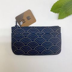 印伝屋 ポーチ 青海波 黒地×赤漆 鹿革 本革 レザー - メルカリ