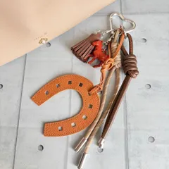 レザー 馬蹄 キーチャーム バッグチャーム タッセル 幸運 お守り じゃらじゃら