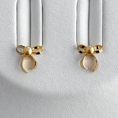 南洋ゴールドケシ真珠 3.5-4mm テリ抜群 K18ピアス リボン 個性