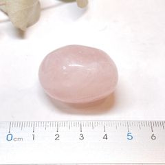 キレイ！モザンビーク産ローズクォーツのスフィア 3.5cm - メルカリ