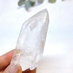 虹入り マダガスカル産 水晶 原石 天然石 ポイントタワー - メルカリ