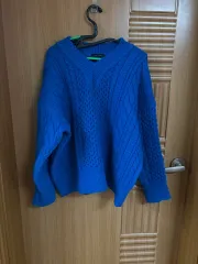 ケーブル編みVネックニット