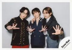 【中古】生写真(STARTO) Snow Man/渡辺翔太・向井康二・宮舘涼太/横型・上半身/シングル「SERIOUS」MV＆ジャケ写オフショット/公式生写真