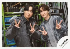 【中古】生写真(STARTO) Snow Man/渡辺翔太・宮舘涼太/横型・上半身/「Snow Man Dome Tour 2025-2026 ON」グッズオフショット/公式生写真