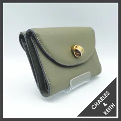 ✱CHARLES & KEITH（チャールズ＆キース）✱極美品 三つ折り財布 コンパクトウォレット ターンロック ミニ財布 セージグリーン カーキ ゴールド金具 ターンロック フラップ レザー レディース フォーマル カジュアル ビジネス ギフト プレゼント