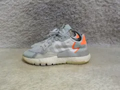 235 アディダス ナイトジョガー グレー オレンジ スニーカー 中古 靴
