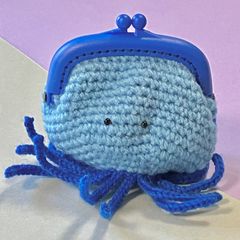 あみぐるみ 青いタコさんのがま口ポーチ(小物、小銭入れ) ハンドメイド