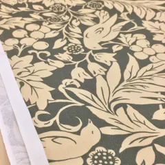 1m  KTS3078-B グレー　布 生地 鳥と木の実柄 おしゃれ ツイル くすみカラー コットンこばやし 綿 布地 110cm幅