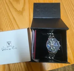 彼氏へのプレゼントに良い、ダイヤがあしらわれた時計を出品