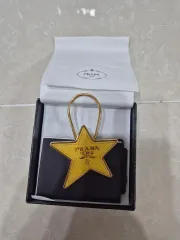 プラダ 星 キーホルダー