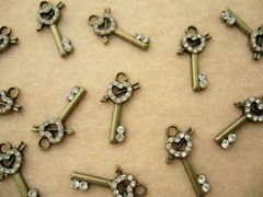 チャーム 鍵 ガラス付 10個 22mm 金古美 ビーズクラブ
