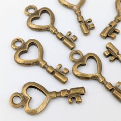 チャーム 鍵かぎ ハート 金古美 10個 25mm ビーズクラブ