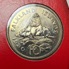 【外国古銭】1980年 フォークランド諸島 10ペンス 白銅貨 アシカ図 エリザベス2世 フランクリンミント台紙切手付 南大西洋の野性味ある1枚 管理番号1036のサムネイル