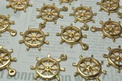 10個 チャーム 舵輪 だりん 舵 ブラウンゴールド ハワイ ハワイアン 22mm メタルパーツ ピアス イヤリング ビーズクラブ