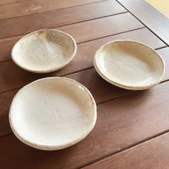 信楽焼 生成り 豆皿 小皿 3枚セット 醤油皿 薬味皿 和食器 陶器 手作り ハンドメイド 釉薬 1点もの 食器 カフェ おつまみ皿 副菜皿 小物入れ アクセサリートレイ 鍵置き インテリア ナチュラル 和モダン 多用途 プレゼント ギフト 新品