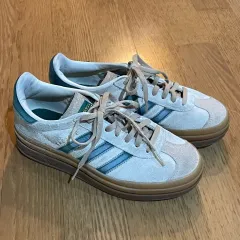 アディダス ガゼル ボールド スニーカー 230