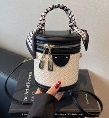 River Island ショルダーバッグ ラタン調 バニティ型美品 - メルカリ