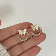 ピアス レディース 蝶々 パール風 フラワー リース ゴールド 上品 キラキラ 韓国風 おしゃれ フェミニン 大人可愛い デート 女子会 旅行 パーティー クリスマス バレンタイン 結婚式 二次会 プレゼント 人気  ギフト対応 高級感BOX包装