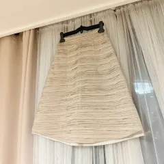 ミシャ リンクル プリーツ Aライン フレア スカート サテン ミディ シャーリングスカート ベージュ 一歳の誕生日 ゲストルック