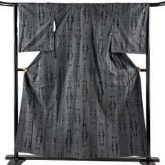 【美品】 大島紬 身丈157cm 裄丈64cm M 袷 都喜ヱ門 証紙 縞 幾何学模様 墨色 正絹 名品 【中古】