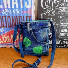 151☆USEDダメージデニムリメイク☆サコッシュ☆アップルペイント☆スマホショルダーバッグ☆ポシェット☆リメイクデニム☆