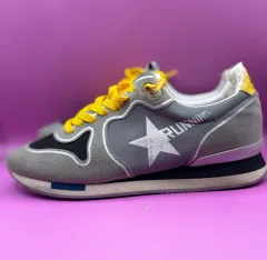 GOLDEN GOOSE ゴールデングース ランニングソール スニーカー - グレー/イエロー ポイント